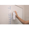 Hand hält Spraydose zur Reinigung eines Whiteboards mit Diagramm.