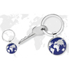 Schlüsselanhänger mit Weltkarten-Design und Schlüssel, auf einem grafischen Weltkarten-Hintergrund.