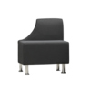 Schwarzer Sessel mit hoher Rückenlehne und metallischen Beinen, in minimalistischer Form.
