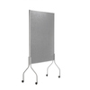Mobile graue Trennwand mit pinnfähiger Oberfläche und Rollen für hohe Mobilität.