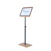 Infodisplay mit Holzoptik in A3 auf standfester Säule im Hochformat.
