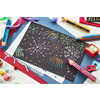 Buntstifte und Bastelmaterialien auf einem Tisch mit einem gemalten Feuerwerk auf schwarzem Papier.