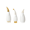 Drei dekorative Santa Figuren in Weiß und Gold mit unterschiedlich gestalteten Mützen.