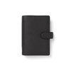 Schwarzer, genarbter Filofax Organizer mit Druckknopfverschluss, frontal aufgenommen.