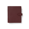 Rotbrauner Organiser aus genarbtem Leder im DIN A5 Format mit Druckknopfverschluss.