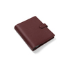 Roter Organizer aus genarbtem Leder im DIN A5 Format mit Druckknopfverschluss.