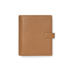 Brauner, genarbter Ledereinband eines DIN A5 Organizers mit Druckknopfverschluss.