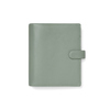 Grüner Organizer aus genarbtem Leder im DIN A5 Format mit einem Druckknopfverschluss.