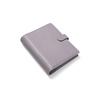Helllila, strukturiertes Leder-Organizer im DIN A5-Format mit Druckknopfverschluss.