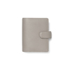 Taupe-farbener Organiser mit genarbtem Einband und Druckknopfverschluss.