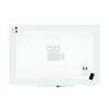 Weißes Whiteboard im Hochformat mit Stiften und Behälter für Schreibmaterialien.
