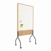 Mobiles Design-Whiteboard mit Holzoptik und Ständer auf Rollen in minimalistischer Formgebung.