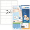 Packung mit HERMA Universaletiketten (70 x 36 mm) und Beispieldesign auf einer Tabelle.