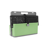 Grüne Organisationsbox mit Tastaturschlitz und integrierter Tastatur, abgebildet mit Dekoration.