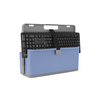 Blaue Organisationsbox mit Tastaturschlitz und einer befestigten Computer-Tastatur.