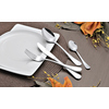 Esmeyer Besteckgarnitur CELINE auf einem Tisch mit einer weißen Platte und Blumenarrangement.