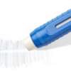Radierstift mit blauer Kappe entfernt grafitierte Linien von einer Oberfläche.