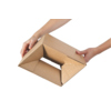 Hände halten einen höhenvariablen Versandkarton in der Aufbau-Position.