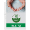 Prospekthülle in der Hand mit Hinweis auf 30 % recyceltes Material.