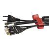 Roter Klettverbinder organisiert mehrere Kabel mit verschiedenen Anschlüssen zusammen.