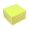 Gelber Haftnotizwürfel mit pinken Streifen, quadratisch und gestapelt.
