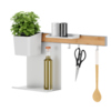 Küchenorganizer mit Ablage, Pflanzgefäß und Halterungen für Flasche, Schere und Löffel.