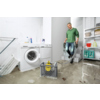 Kärcher Wasserpumpe SP 22.000 FLOOD BOX im Einsatz in einem überfluteten Kellerräum mit Wäsche.