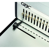 Detailansicht des GBC Plastikbindegeräts CombBind CB30E Pro mit Stanzmechanismus und Maßstab.