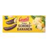Schokolierte Bananenstangen auf gelbem Hintergrund mit halbierter Banane und Blättern.
