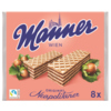Manner Neapolitaner Gebäckverpackung mit Waffeln und Haselnüssen auf rosa Hintergrund.