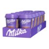Milka Milchmischgetränk Karamell in lila Bechern auf einem Präsentationskarton.