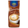 Cappuccino Pulver in einer Verpackung mit einer Tasse Cappuccino und Schokoladenakzenten.