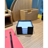 Schwarze Zettelbox mit weißen Zetteln auf einem Holzschreibtisch, Dekoration nicht im Lieferumfang.