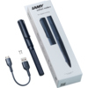 Schwarzer Lamy Stylus Pen safari note+ mit USB-Ladekabel auf Verpackung abgebildet.