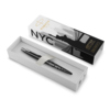 Schwarzer Parker Kugelschreiber in Geschenkbox mit New Yorker Skyline und Statue of Liberty-Motiv.