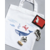 Motivstempel in maritimen Designs auf einer weißen Tasche mit Dekorationselementen.