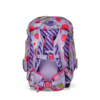 Rückenansicht eines lila ergobag Schulranzens mit bunten Blumenmustern und verstellbaren Gurten.