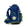 Seitenansicht eines blauen ergobag Schulranzens mit grünen Akzenten und rundem Motiv.