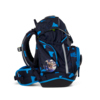 Seitenansicht eines ergobag Schulranzens in blau mit geometrischem Muster und separatem Fach.