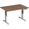 Stehschreibtisch mit Holzplatte in Nussbaum und silbernen, Teleskop-Beinen sowie Steuerungseinheit.