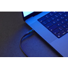 USB-C-Kabel mit LCD-Display zur Überwachung der Ladeleistung, angeschlossen an ein Laptop.