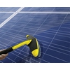 Hochdruckreiniger Waschbürste in Verwendung zur Reinigung einer Solaranlage.