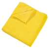 Gelbes Microfasertuch, gefaltet und auf einer Fläche liegend.
