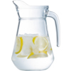 Glaskaraffe mit Wasser und Zitronenscheiben, gefüllt mit Eiswürfeln.