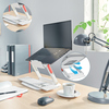 Laptopständer in verschiedenen Höhen auf einem Schreibtisch, umgeben von Büromaterialien.