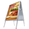 Kundenstopper im A-Stand-Format mit einem bunten Burger-Poster als Anwendungsbeispiel.