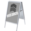 Grauer Kundenstopper im DIN A1-Format mit dem Wort "entrance" als Sichtseite.