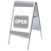 Grauer Kundenstopper im Format DIN A1 mit der Aufschrift "OPEN" und doppelseitiger Werbefläche.