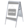 Kundenstopper in grau mit dem Schriftzug „GEÖFFNET“ auf der Vorderseite, aufgestellt.