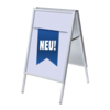 Blauer Kundenstopper im DIN A1 Format mit einem großen weißen "NEU!" Aufdruck.